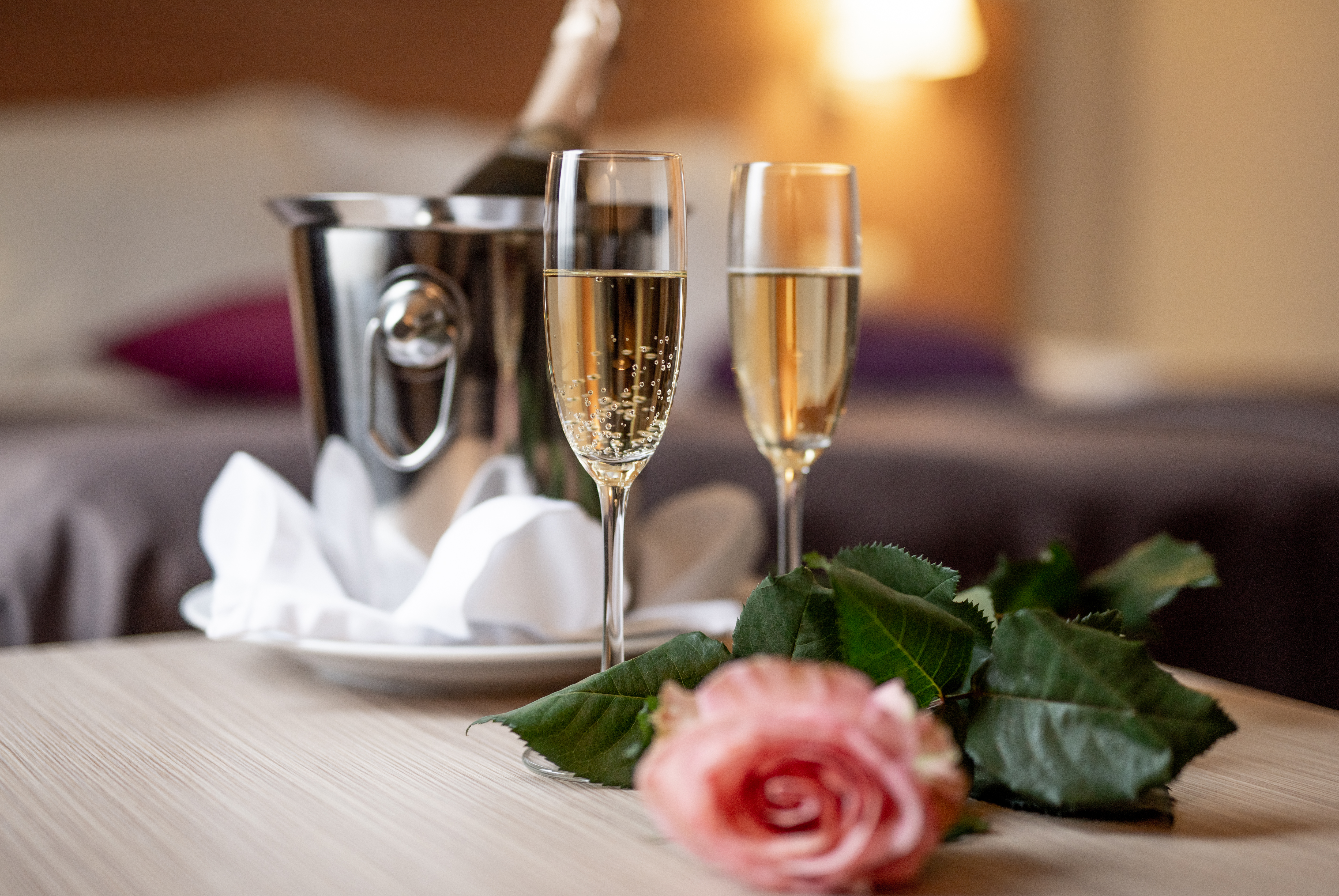Шампанский номер. Девушки спа и и шампанское. Романтический пакет в отеле.